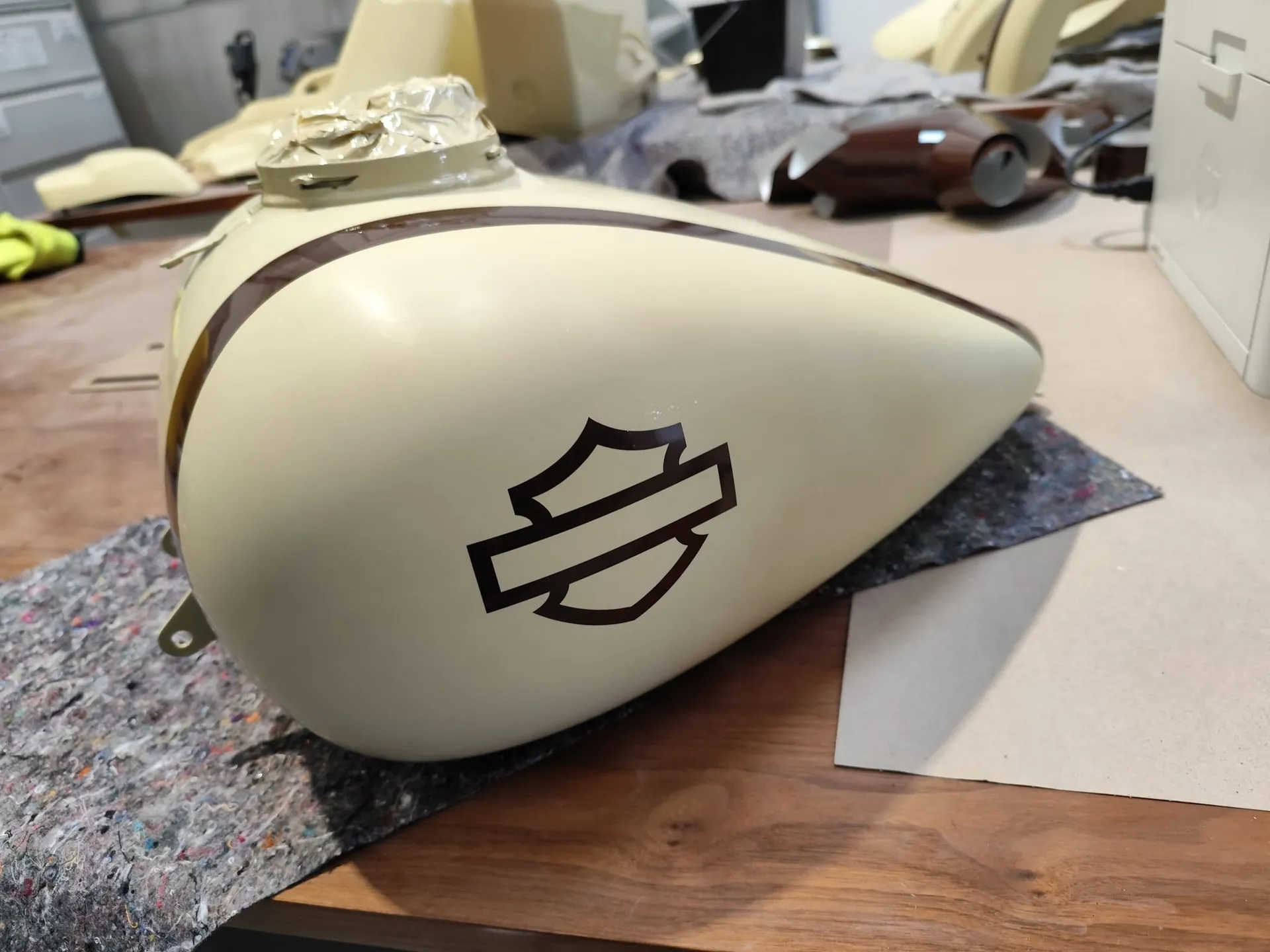 Harley-Davidson-tank folieret i creme med logo