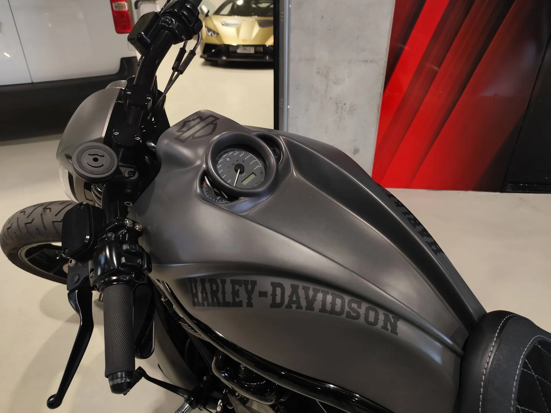 Harley-Davidson-tank folieret i mat grå