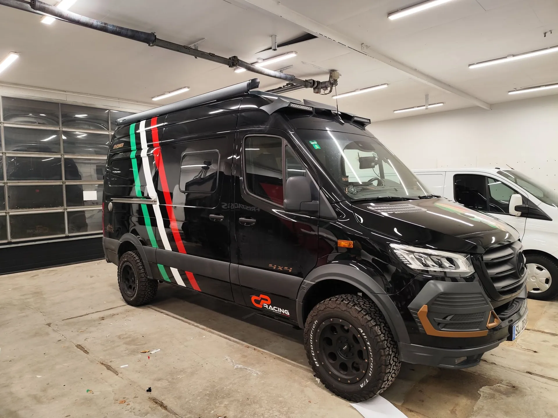 Sort Mercedes Sprinter 4x4 med italienske striber