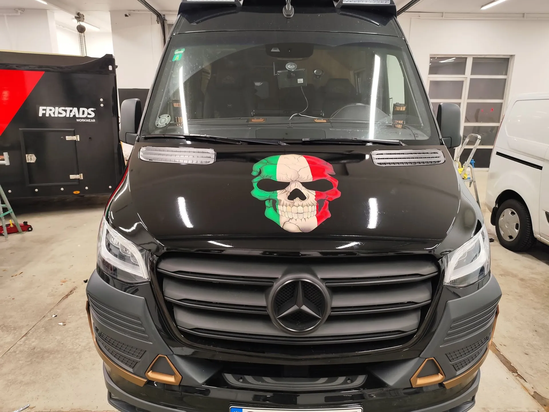 Sort Mercedes Sprinter med folieret motivhjelm