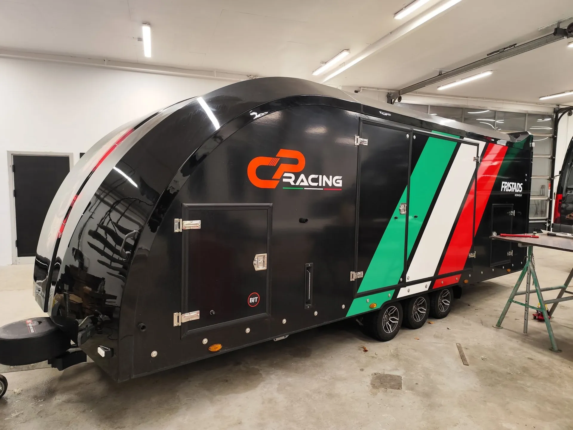 Sort racertrailer folieret med CR Racing-logo