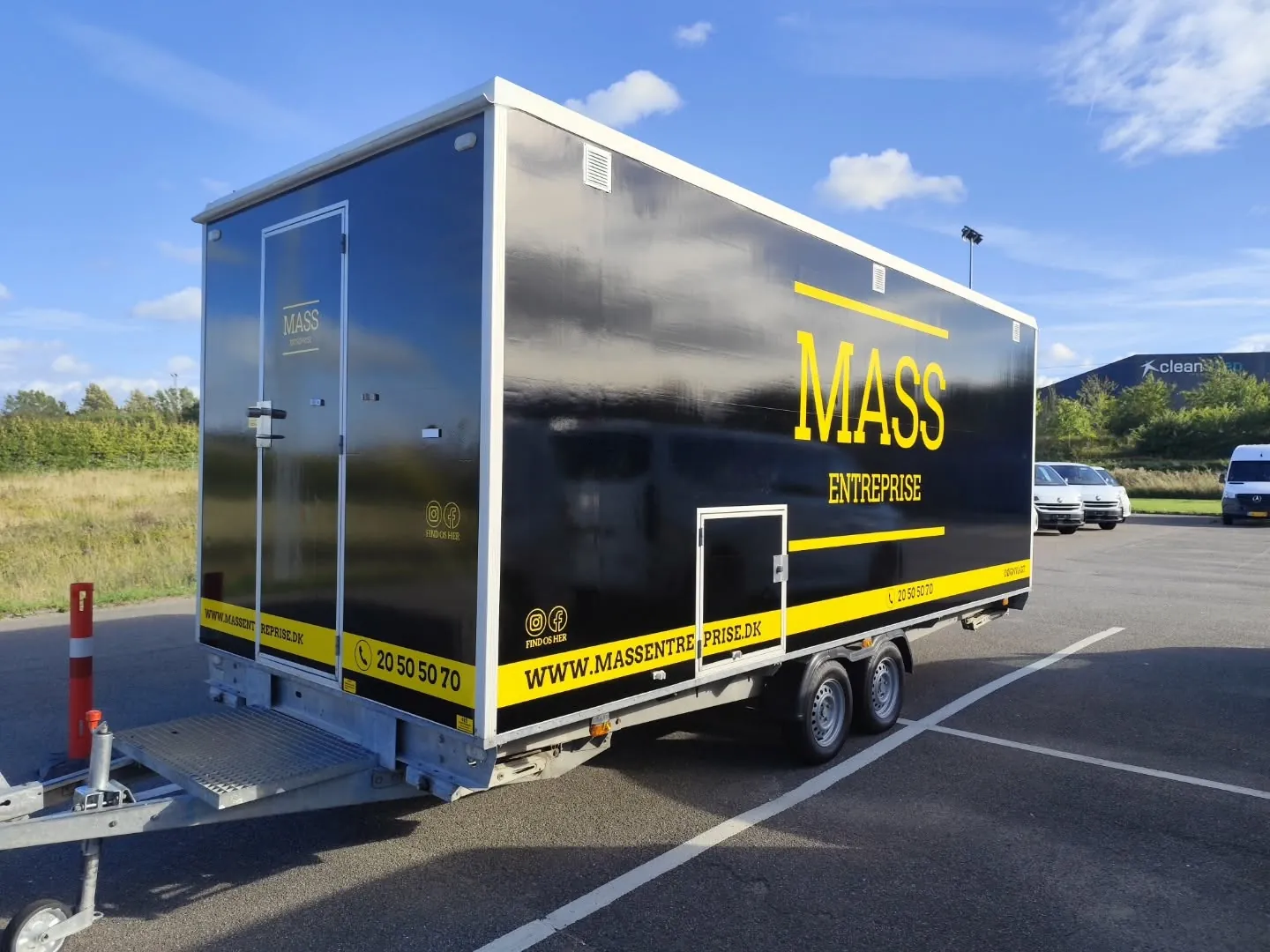 Trailer folieret i sort og gult med Mass Entreprise-reklame