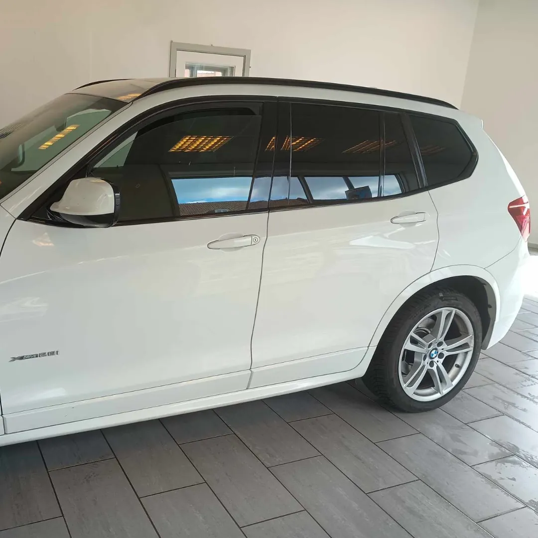 Hvid SUV med solfilm på side- og bagruder