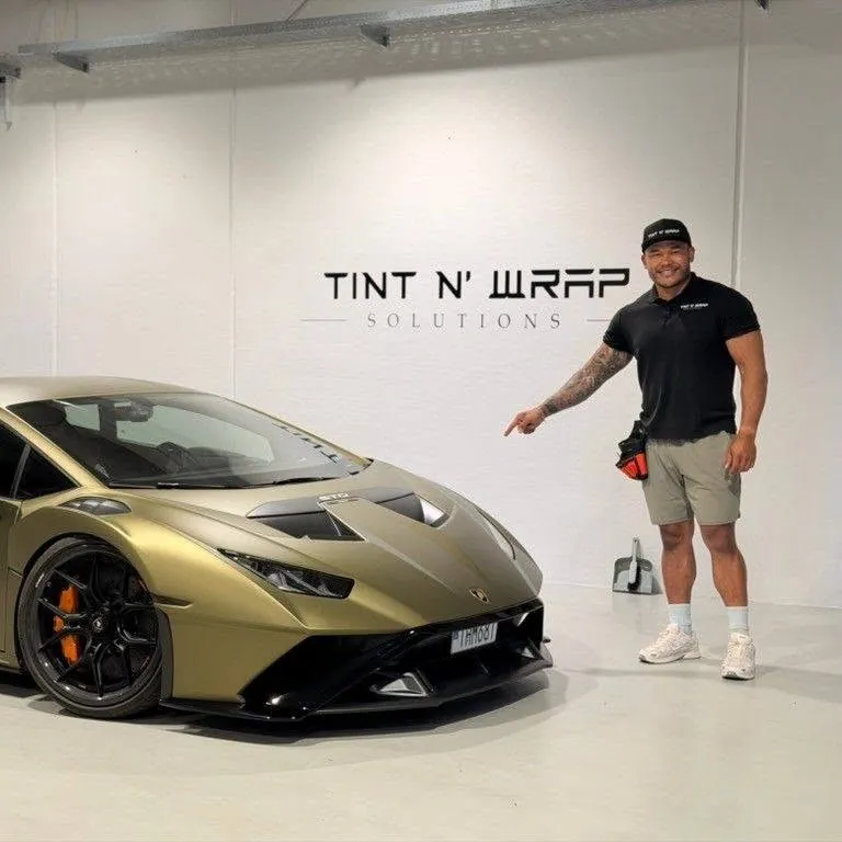 Guldfolieret Lamborghini i Tint N’ Wrap Solutions værksted i Slagelse