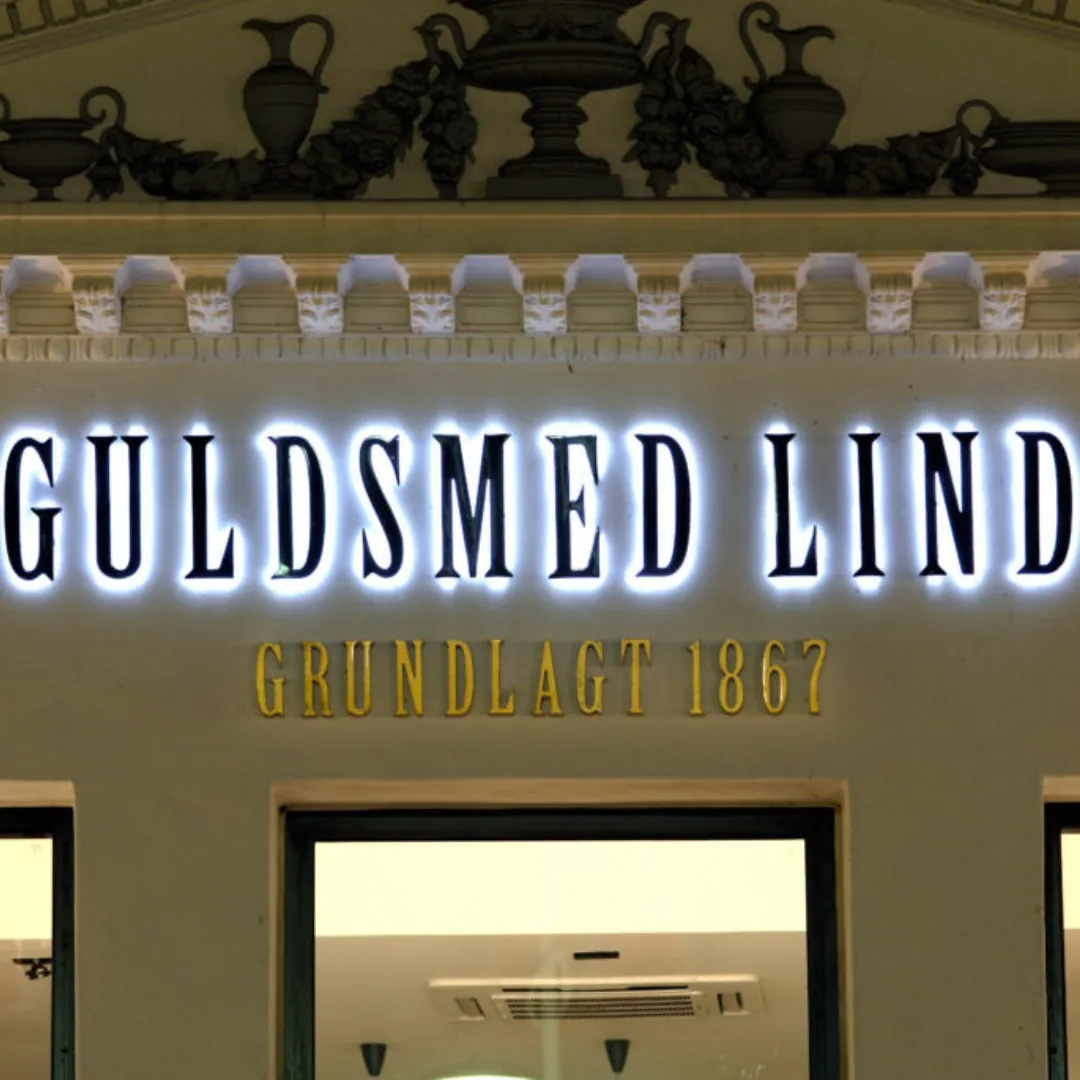 Butiksrude med monteret folie og firmanavn