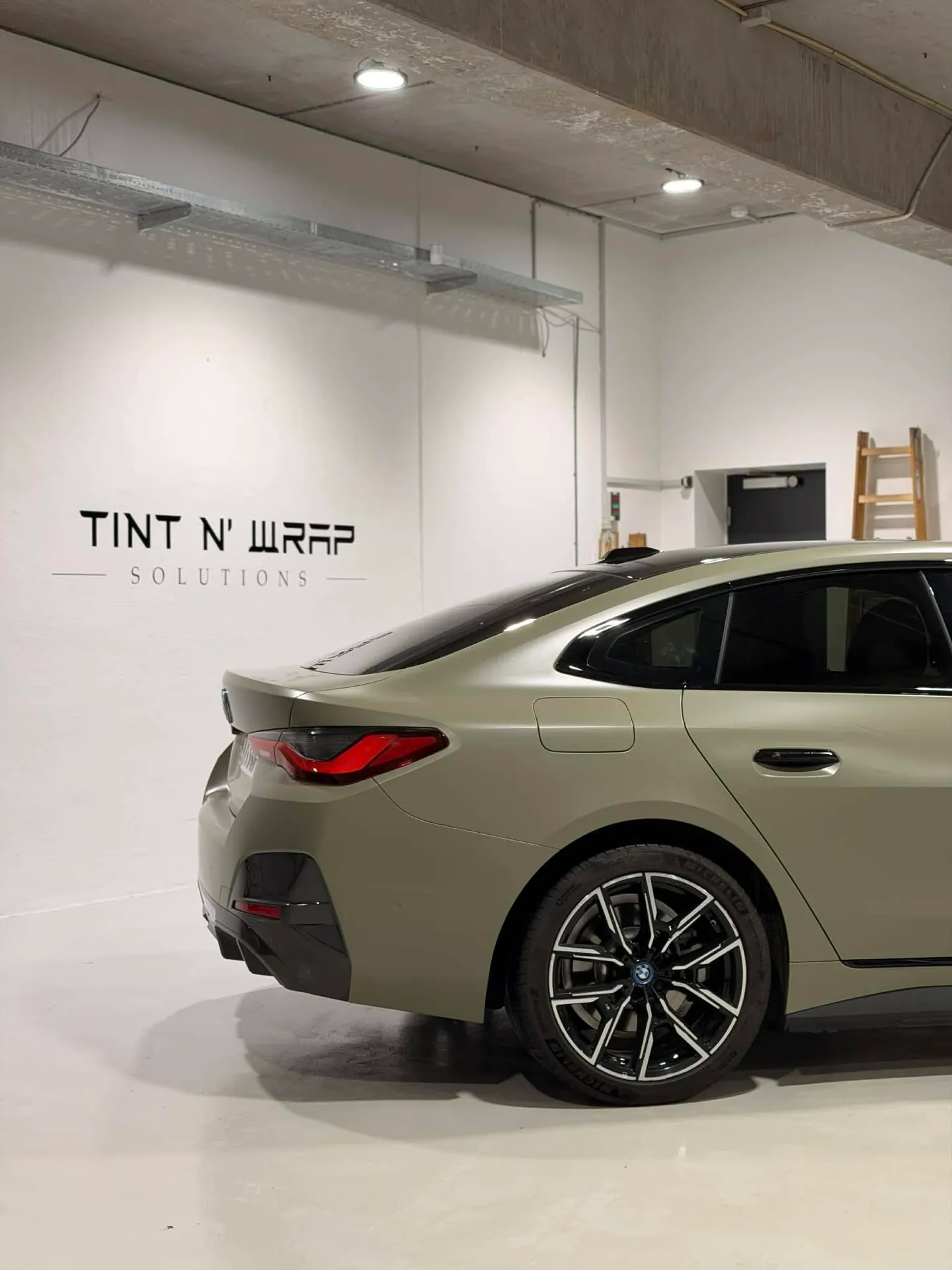 BMW i4 folieret i satin guld i showroomet