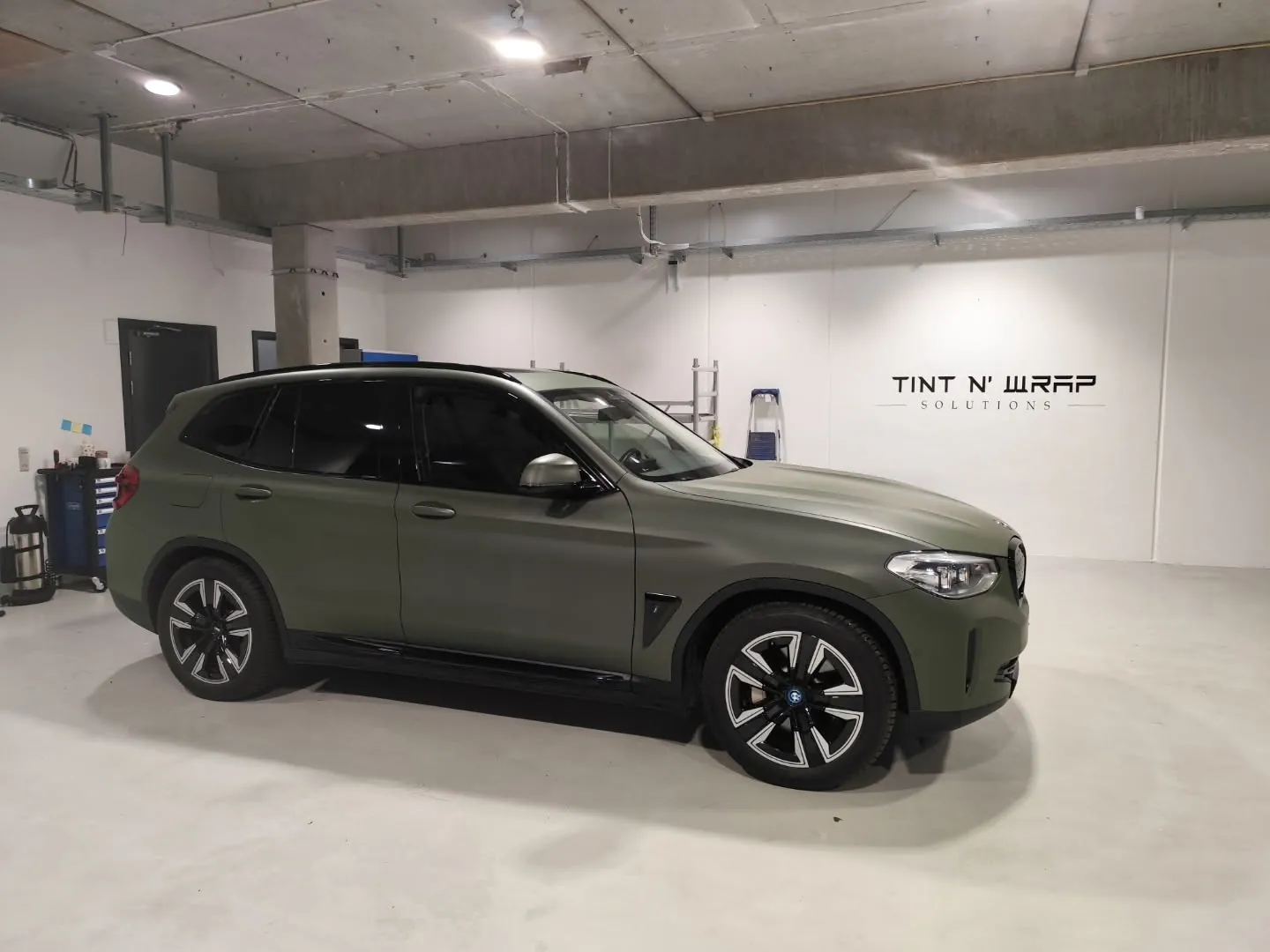 BMW X5 folieret i mat militærgrøn med tonede ruder