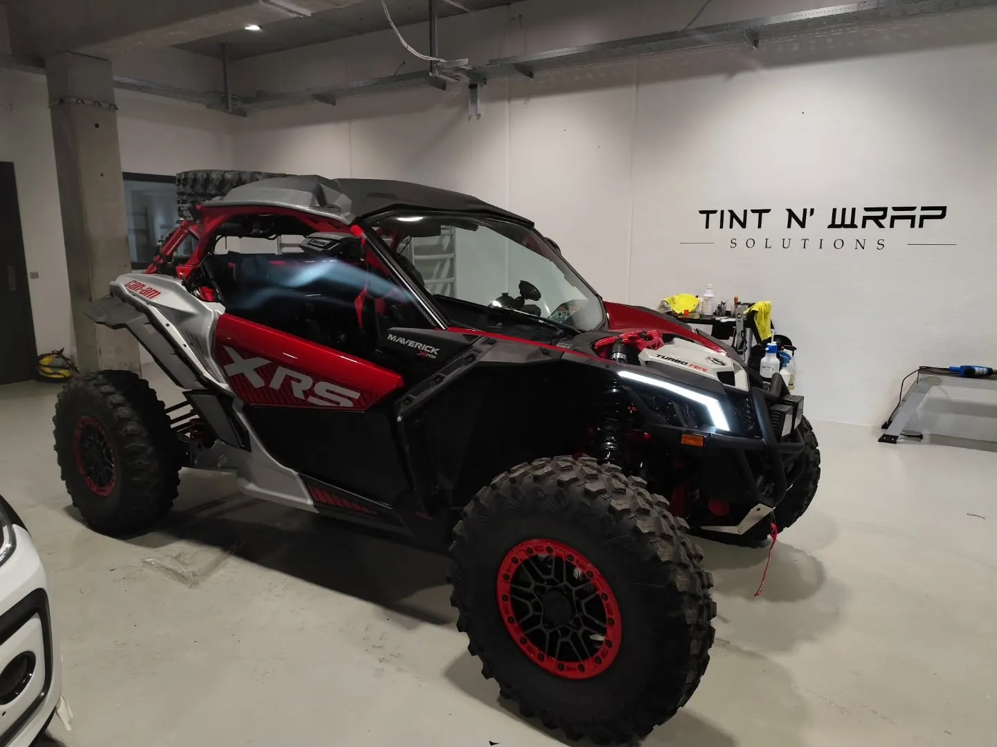 Can-Am buggy folieret i rødt og sort
