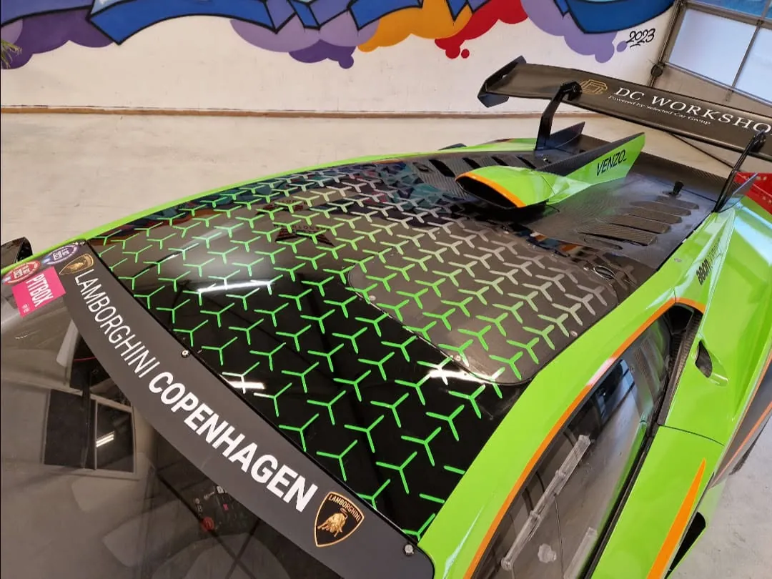 Motorhjelm på grøn Lamborghini med sort mønsterfolie