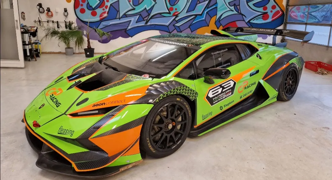 Lamborghini Huracán folieret i grøn og orange racerdesign