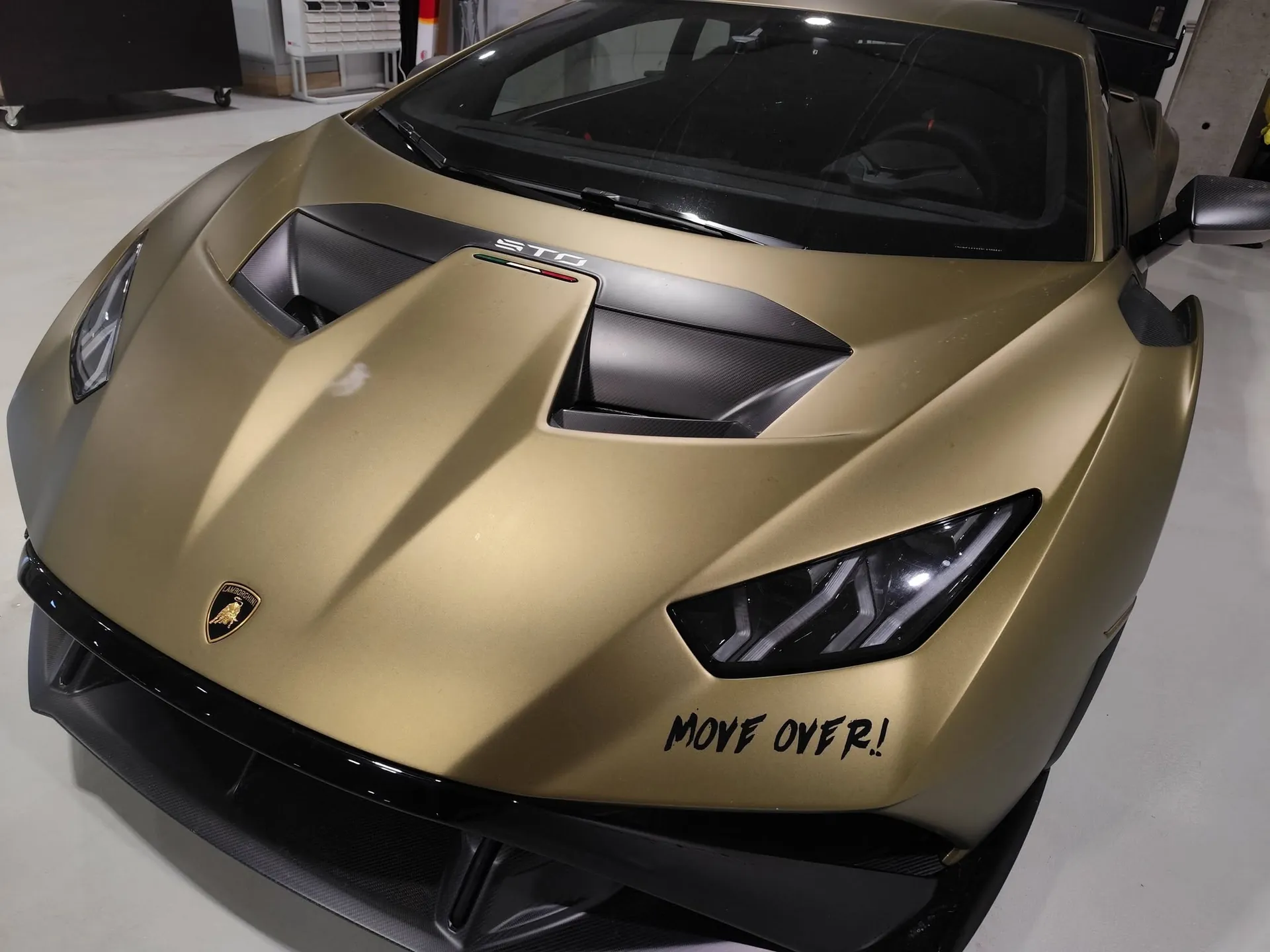 Lamborghini Huracán i mat guld set skråt forfra