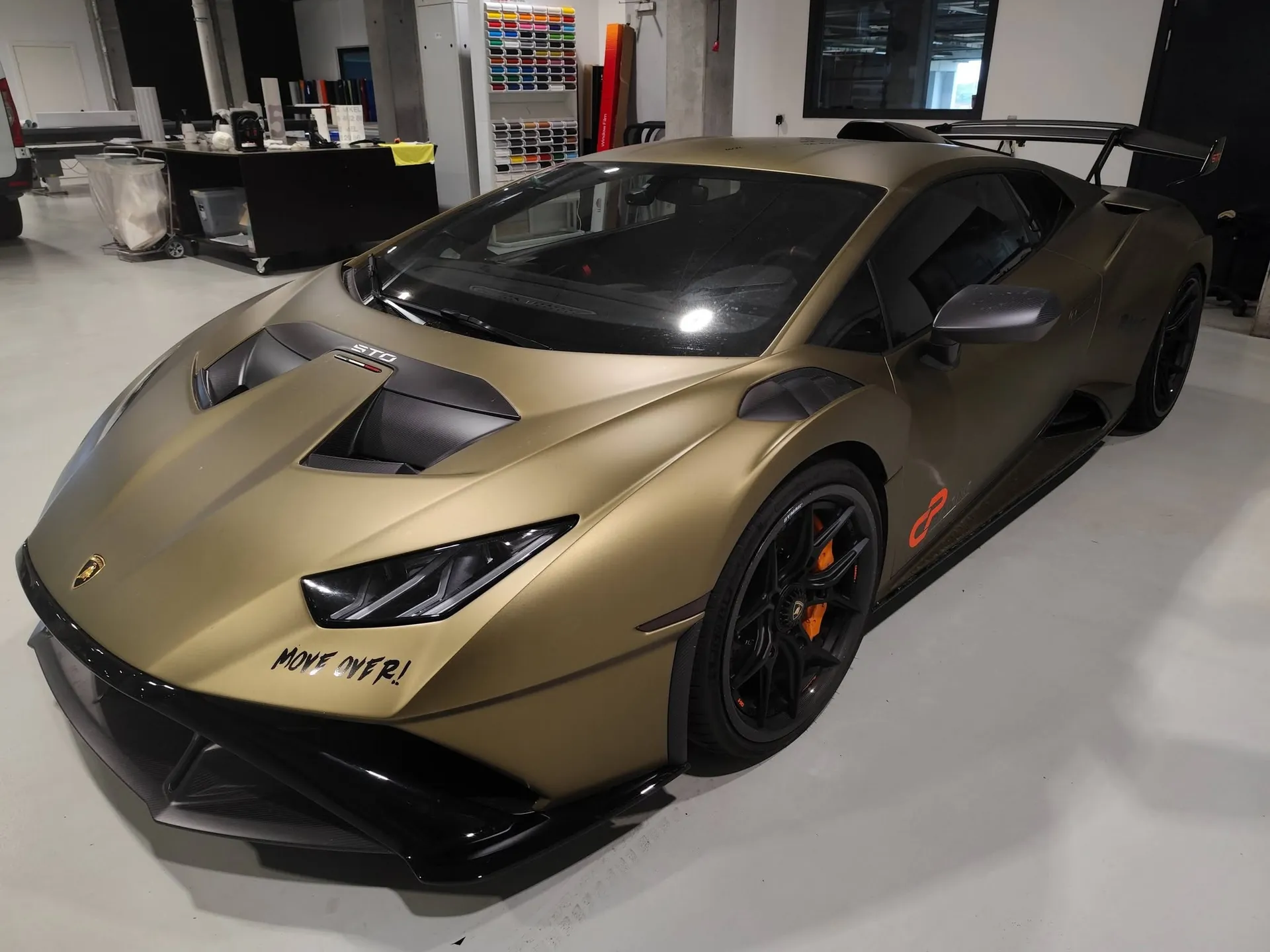 Lamborghini i mat guld set forfra i værkstedet