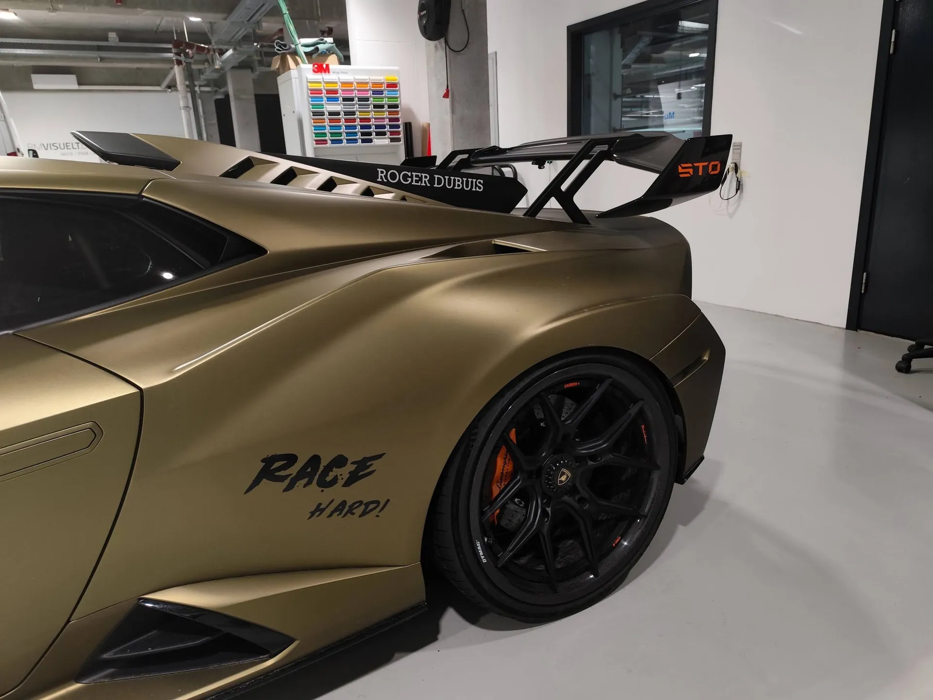 Lamborghini i mat guld med Race Hard-tekst på siden