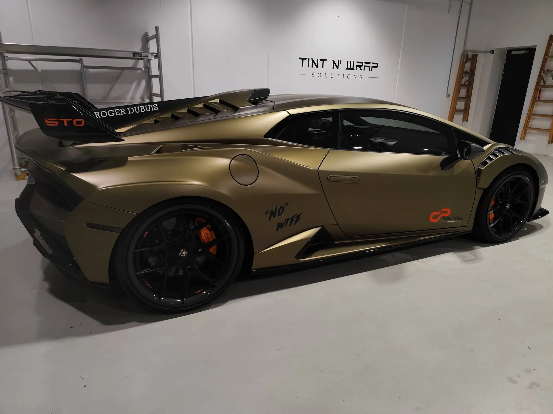 Lamborghini Huracán i mat guld set fra siden