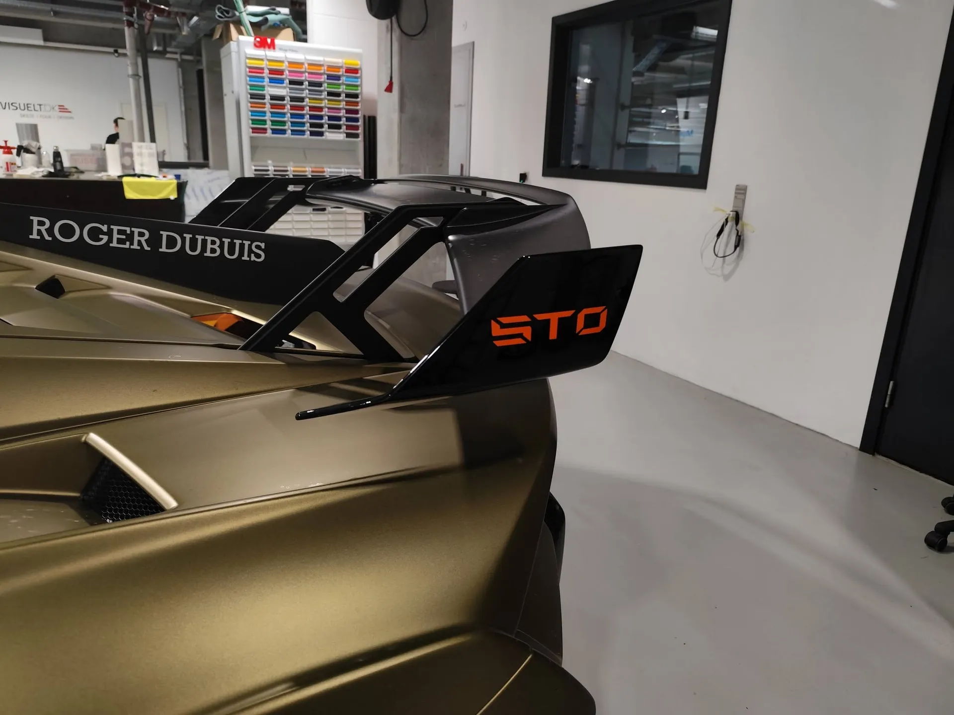 Bagvinge på Lamborghini STO folieret i mat guld