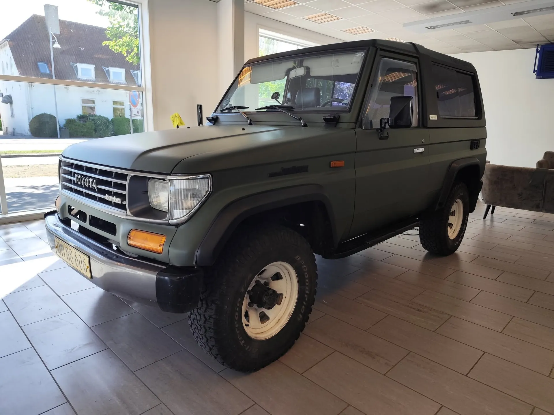 Toyota Land Cruiser folieret i mat grøn