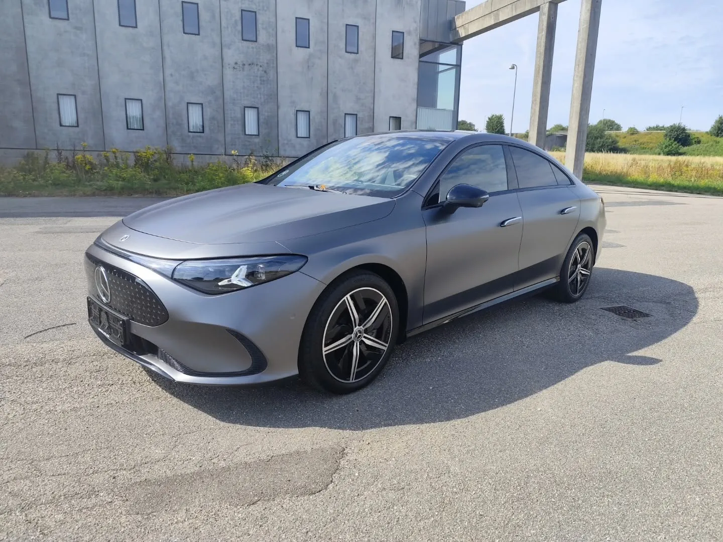 Mercedes EQE folieret i mørk satin