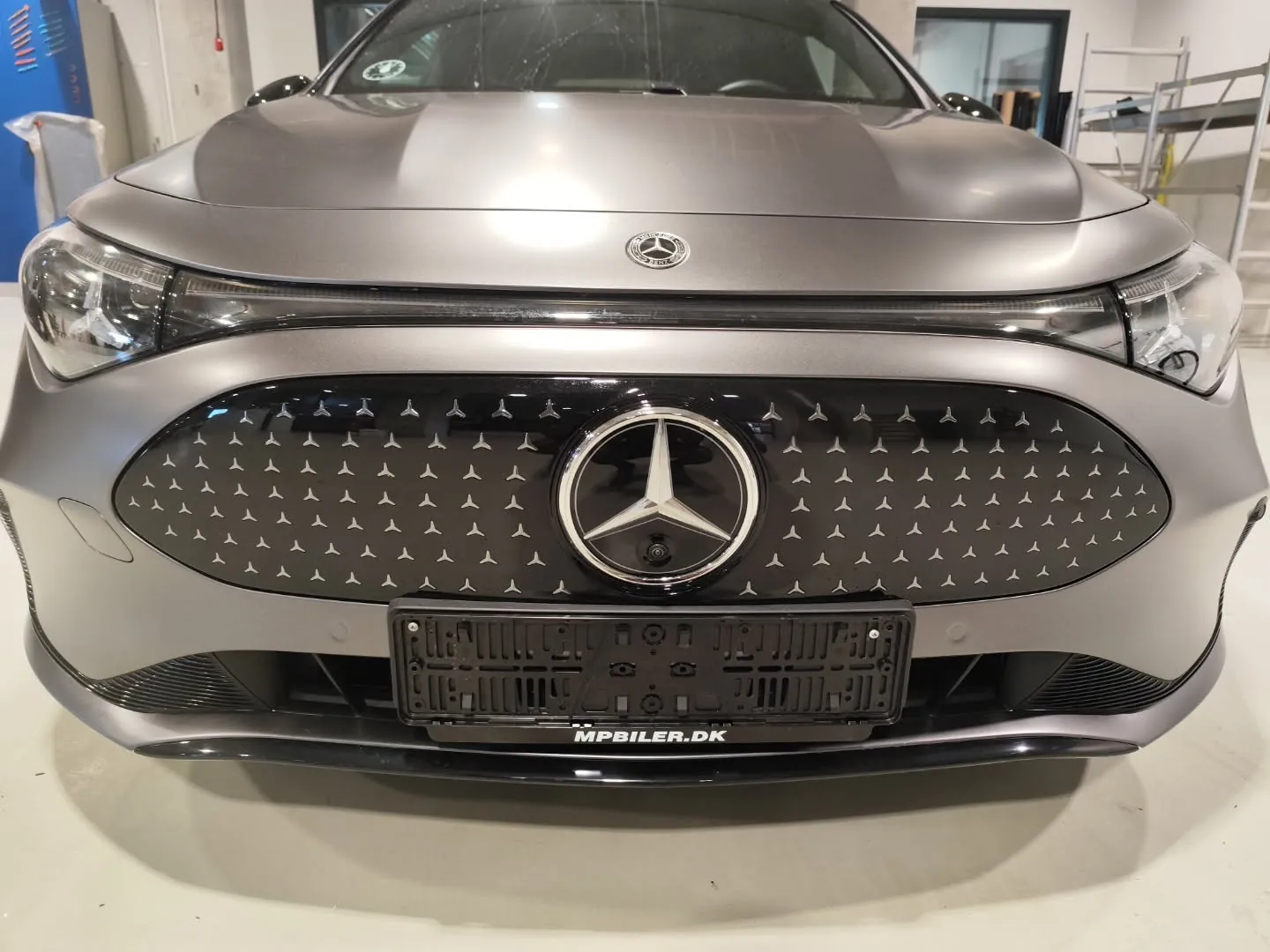 Front på Mercedes folieret i champagne