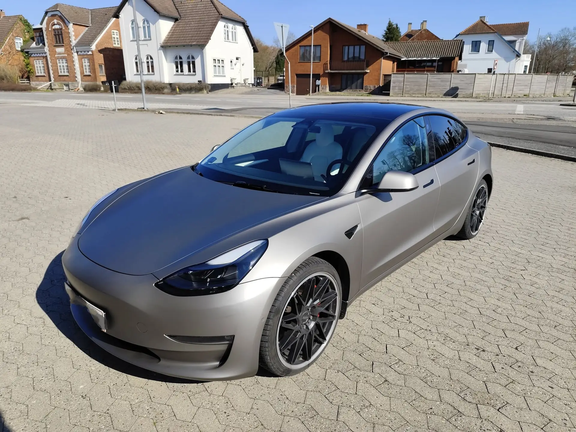 Tesla Model 3 folieret i satin sølv