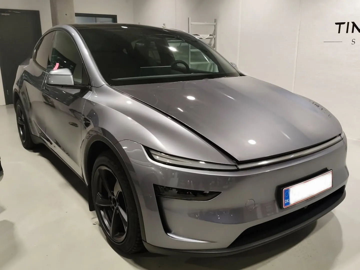 Tesla Model Y folieret i satin sølv