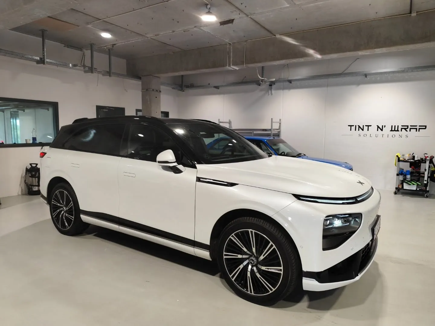 Hvid Xpeng folieret i showroomet